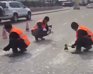 Ρωσία: Εργάτες «αφαιρούν» διάβαση πεζών με τσεκούρια! [Video] - Φωτογραφία 1