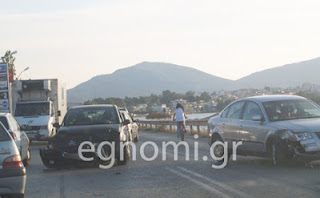 Σφοδρή σύγκρουση αυτοκινήτων στη Χαλκίδα - Φωτογραφία 1