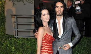 Απεγνωσμένες προσπάθειες να φέρει ξανά κοντά του την πρώην σύζυγό του Katy Perry φαίνεται πως κάνει ο Russell Brand - Φωτογραφία 1