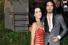 Απεγνωσμένες προσπάθειες να φέρει ξανά κοντά του την πρώην σύζυγό του Katy Perry φαίνεται πως κάνει ο Russell Brand