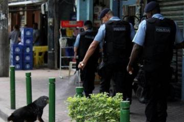 ΣΟΚ. Αστυνομικός ψεκάζει με δακρυγόνο σκύλο!.. - Φωτογραφία 1