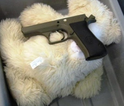 Πατέρας έκρυβε όπλα στα αρκουδάκια που αγκάλιαζε ο γιος του - Φωτογραφία 3