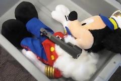 Πατέρας έκρυβε όπλα στα αρκουδάκια που αγκάλιαζε ο γιος του