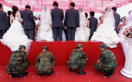 Ομαδικός στρατιωτικός γάμος στην Ταϊπέι - Φωτογραφία 1