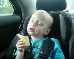 VIDEO: Μπόμπιρας τρώει παγωτό,,,,ακόμα κ όταν κοιμάται!!! - Φωτογραφία 1