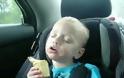 VIDEO: Μπόμπιρας τρώει παγωτό,,,,ακόμα κ όταν κοιμάται!!!