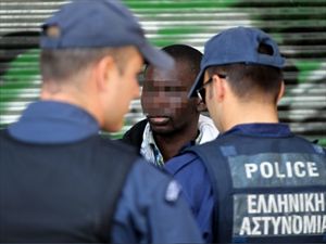 Σύλληψη αφρικανών λαθρομεταναστών για διακίνηση πλαστών εγγράφων στην περιοχή της Κυψέλης. - Φωτογραφία 1
