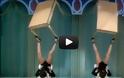 Δύο γυναίκες κάνουν απίστευτα ζογκλερικά με τραπέζια χρησιμοποιώντας τα πόδια τους (Video)