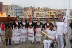 Η Ολυμπιακή φλόγα στο Ενετικό λιμάνι των Χανίων