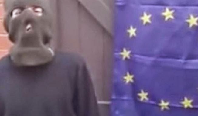 Δείτε τι συμβαίνει όταν Βρετανός νεοναζί προσπαθεί να κάψει την σημαία της ΕΕ - Φωτογραφία 1