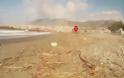 Δείτε τι ξέβρασε η θάλασσα στην παραλία του Κόκκινου Πύργου - Οι εικόνες που προκάλεσαν σάλο! [photos] - Φωτογραφία 1