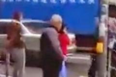 Ηλικιωμένος έβγαλε βόλτα το πουλί του - Οι περαστικοί έμειναν άναυδοι [photos]