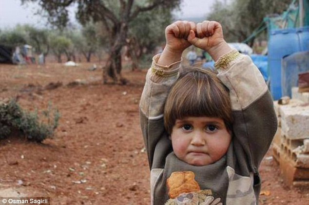 Ο πόλεμος στη Συρία σε μια φωτογραφία -Το αγοράκι που παραδίδεται στον φωτογράφο - Φωτογραφία 2