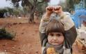 Ο πόλεμος στη Συρία σε μια φωτογραφία -Το αγοράκι που παραδίδεται στον φωτογράφο