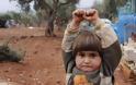 Ο πόλεμος στη Συρία σε μια φωτογραφία -Το αγοράκι που παραδίδεται στον φωτογράφο - Φωτογραφία 2