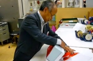 Εντυπωσιακό: Με πιο τον τρόπο τυλίγουν τα δώρα στην Ιαπωνία; [video] - Φωτογραφία 1