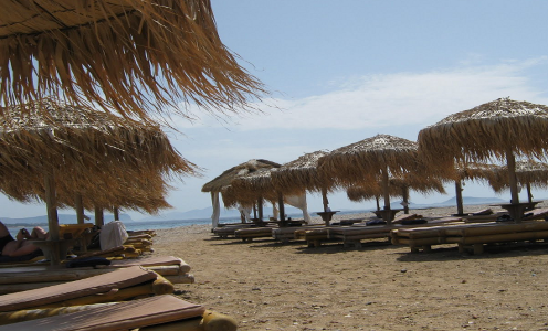 ΣτΕ: Φρένο σε ξαπλώστρες, ομπρέλες και καντίνες στις παραλίες - Φωτογραφία 1