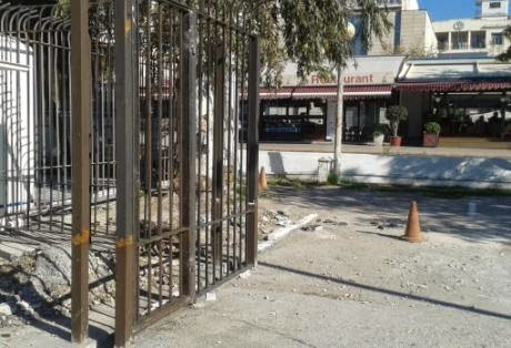 Πάτρα: Nέα κάγκελα στον μώλο της Αγίου Νικολάου, λίγα 24ωρα πριν τη μεγάλη κινητοποίηση - Φωτογραφία 2