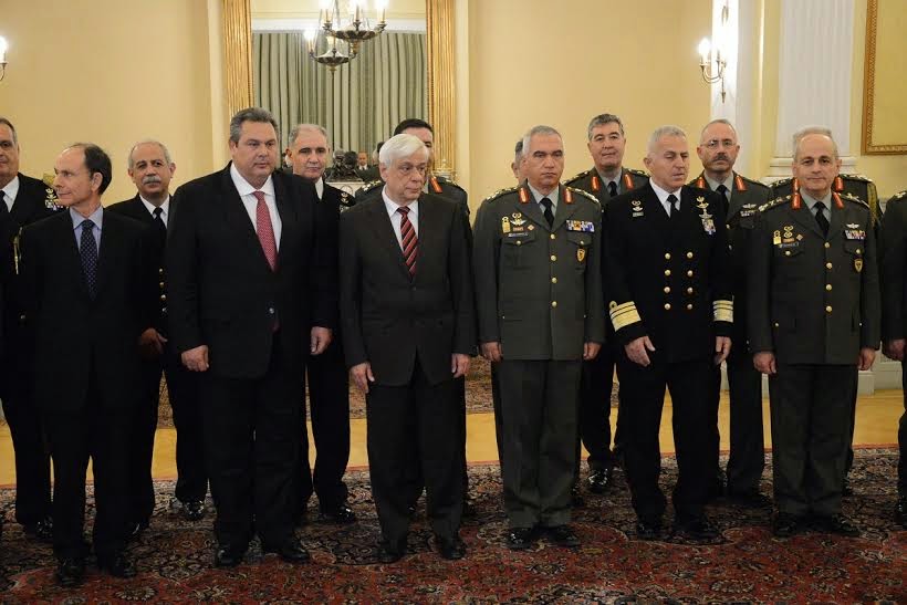 Ο ΥΕΘΑ Πάνος Καμμένος και η Ηγεσία των Ενόπλων Δυνάμεων στον Πρόεδρο της Δημοκρατίας Προκόπη Παυλόπουλο - Φωτογραφία 1