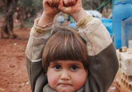 Η πραγματική ιστορία του κοριτσιού από τη Συρία που έσπασε την καρδιά του ίντερνετ - Φωτογραφία 1