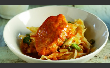 Η συνταγή της ημέρας: Κοτόπουλο με λάχανο κοκκινιστό στην κατσαρόλα - Φωτογραφία 1