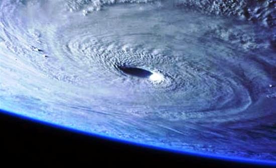 Διαστημικό zoom σε σούπερ τυφώνα - Φωτογραφία 1