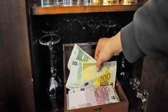 Ορίστε που κρύβουν τις οικονομίες τους οι Έλληνες λόγω κρίσης! [photos]