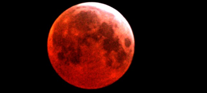 Καρέ- καρέ το ματωμένο φεγγάρι του Σαββάτου - Η εντυπωσιακή έκλειψη - Φωτογραφία 1