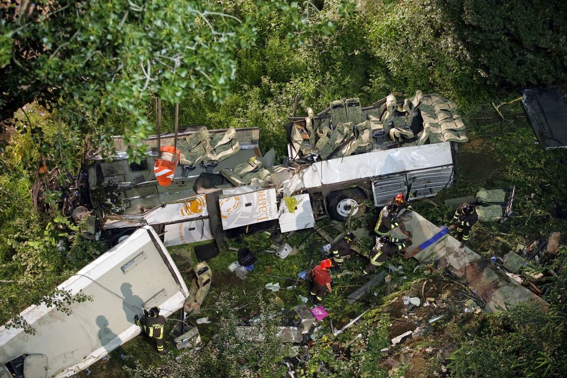 21 νεκροί και 3 τραυματίες από «βουτιά» λεωφορείου σε ποταμό - Φωτογραφία 1