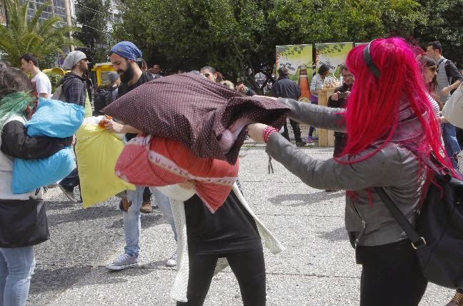 Με φτερά και πούπουλα γέμισε η Κλαυθμώνος - Φωτογραφία 2