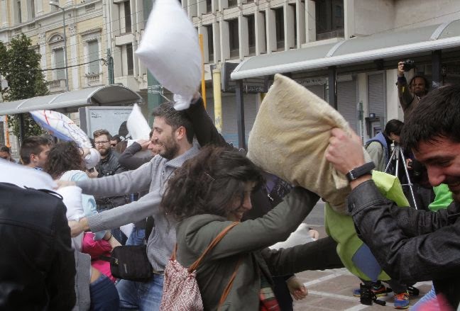 Με φτερά και πούπουλα γέμισε η Κλαυθμώνος - Φωτογραφία 3