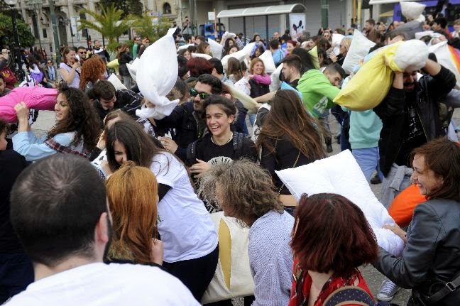 Με φτερά και πούπουλα γέμισε η Κλαυθμώνος - Φωτογραφία 5