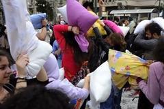 Με φτερά και πούπουλα γέμισε η Κλαυθμώνος