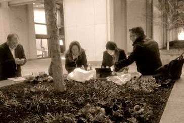 Έξι ώρες στο κρύο -Τι έκαναν οι Έλληνες ανταποκριτές έξω από τα γραφεία του ΔΝΤ; [photos] - Φωτογραφία 1