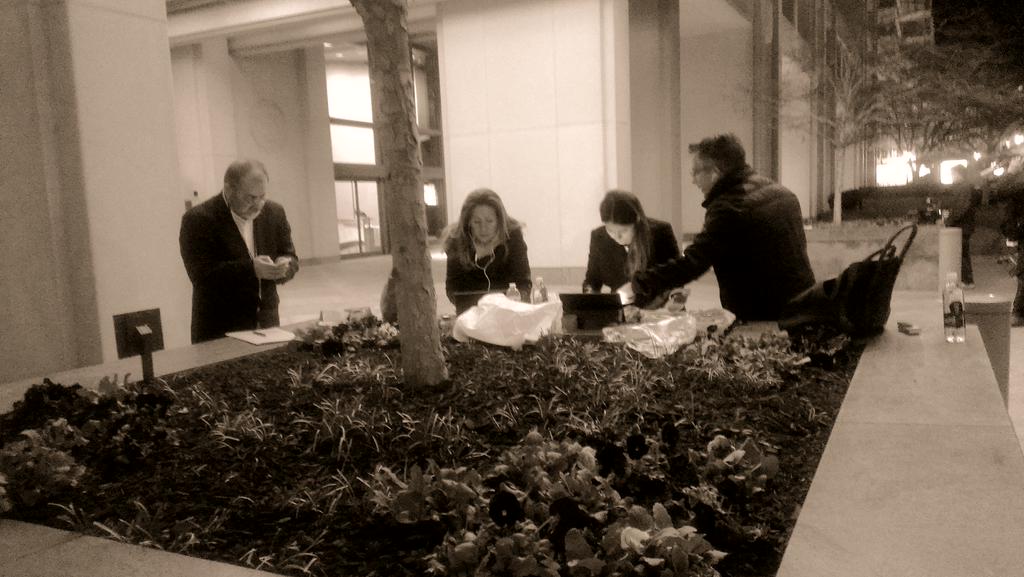 Έξι ώρες στο κρύο -Τι έκαναν οι Έλληνες ανταποκριτές έξω από τα γραφεία του ΔΝΤ; [photos] - Φωτογραφία 4