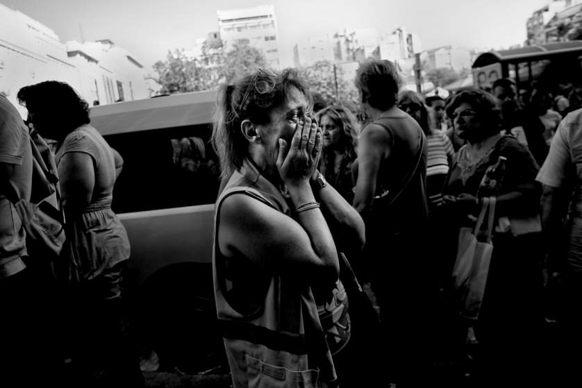 ΘΑ ΔΑΚΡΥΣΕΤΕ ΜΕ ΤΙΣ ΕΙΚΟΝΕΣ: Ο Έλληνας που φωτογράφισε τη λιτότητα και έκανε το TIME να του υποκλιθεί...[photos] - Φωτογραφία 11