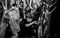 ΘΑ ΔΑΚΡΥΣΕΤΕ ΜΕ ΤΙΣ ΕΙΚΟΝΕΣ: Ο Έλληνας που φωτογράφισε τη λιτότητα και έκανε το TIME να του υποκλιθεί...[photos] - Φωτογραφία 13