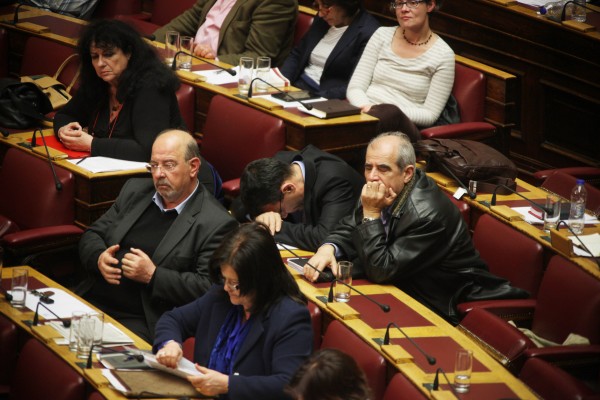 Ύπνε που παίρνεις τα παιδιά... Οι φωτογραφίες από τη Βουλή που κάνουν τον γύρο του διαδικτύου και προκαλούν! [photos] - Φωτογραφία 2