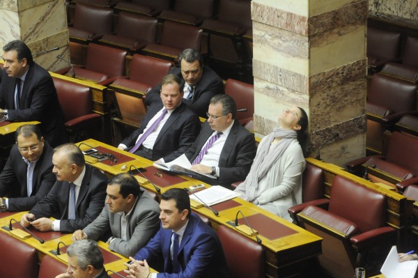 Ύπνε που παίρνεις τα παιδιά... Οι φωτογραφίες από τη Βουλή που κάνουν τον γύρο του διαδικτύου και προκαλούν! [photos] - Φωτογραφία 3