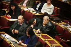 Ύπνε που παίρνεις τα παιδιά... Οι φωτογραφίες από τη Βουλή που κάνουν τον γύρο του διαδικτύου και προκαλούν! [photos]