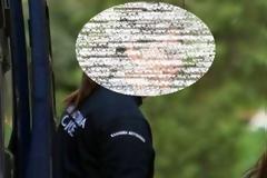 ΑΠΛΑ ΚΟΥΚΛΑΡΑ: Δείτε την πανέμορφη αστυνομικό που συνόδευσε την Βίκυ Σταμάτη στην ΓΑΔΑ - Προσοχή στα μέλια! [photos]