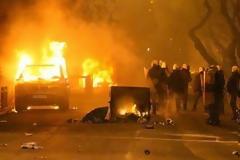 Χάος στο Πολυτεχνείο: Μολότοφ, φωτιές σε κάδους, κρότου λάμψης και συγκρούσεις [photos + video]