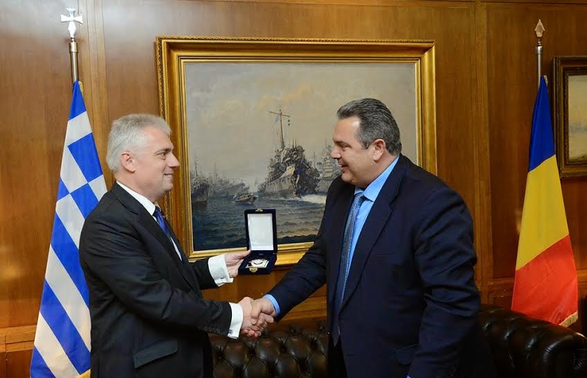 Συνάντηση ΥΕΘΑ Πάνου Καμμένου με τον Πρέσβη της Ρουμανίας - Φωτογραφία 2