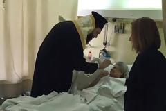 Ο Μητροπολίτης Νέας Ιωνίας και Φιλαδελφείας Γαβριήλ κοντά σε ασθενείς στο Κωνστατοπούλειο Γενικό Νοσοκομείο