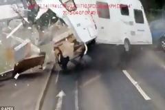 ΣΟΚΑΡΙΣΤΙΚΟ ΑΤΥΧΗΜΑ: Δείτε καρέ καρέ πως γλίτωσαν τον θάνατο [photos+video]