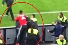 ΠΑΣΙΓΝΩΣΤΟΣ ποδοσφαιριστής πλάκωσε στο ξύλο σεκιούριτι [photos + video]