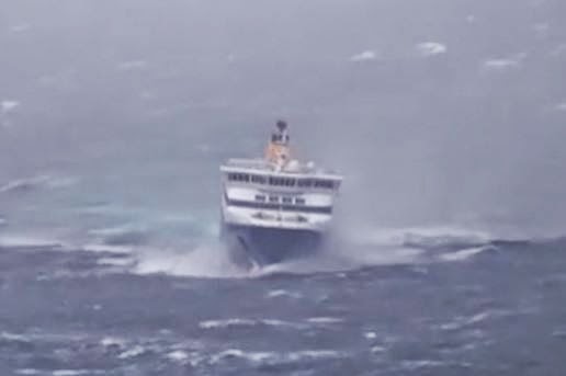 ΣΟΚΑΡΙΣΤΙΚΟ: Μάχη με τα κύματα έδωσε το Blue Star Paros - Άρχισαν να ουρλιάζουν οι επιβάτες! [video] - Φωτογραφία 1