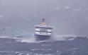 ΣΟΚΑΡΙΣΤΙΚΟ: Μάχη με τα κύματα έδωσε το Blue Star Paros - Άρχισαν να ουρλιάζουν οι επιβάτες! [video]