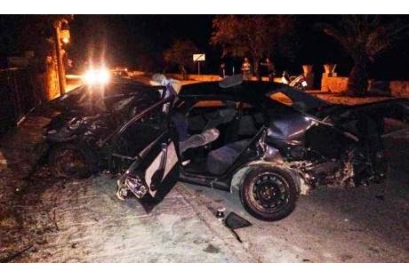 Ζάκυνθος: Σκοτώθηκε νεαρός οδηγός - Το αυτοκίνητό του καρφώθηκε σε φοίνικα! - Φωτογραφία 1