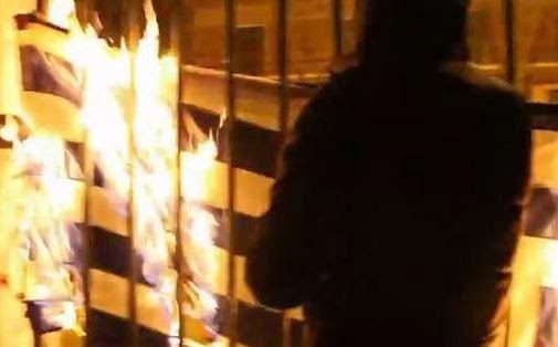 Βίντεο-ντοκουμέντο από το χάος στο Πολυτεχνείο: Μπαινοβγαίνουν στο ίδρυμα, πετούν δεκάδες μολότοφ, καίνε την ελληνική σημαία - Φωτογραφία 1